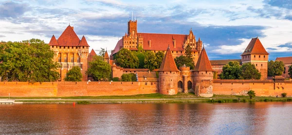 Panoramautsikt over Den tyske borgen i Malbork, Polen – stockfoto