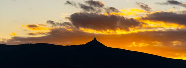 Silhuett av Jested berg vid solnedgången, Liberec, Tjeckien — Stockfoto