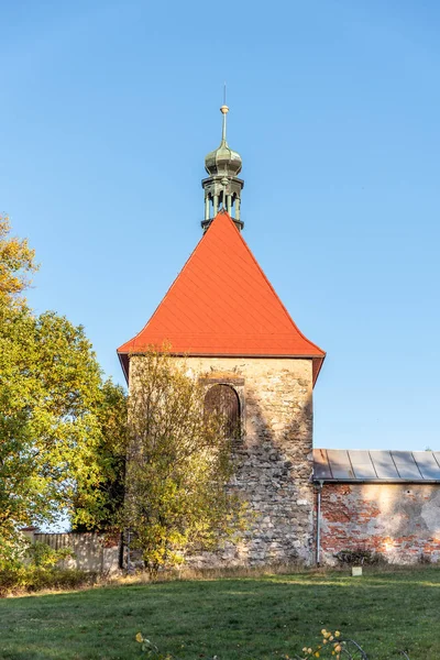 Kostel sv. Jiří v Horním Slavkově. Slunečný podzimní den. Česká republika — Stock fotografie