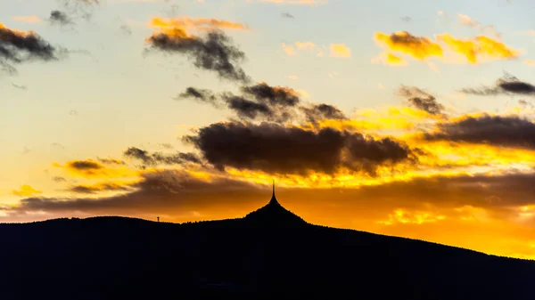 Silhuett av Jested berg vid solnedgången, Liberec, Tjeckien — Stockfoto