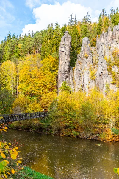 Svatos Rocks, Czech: Svatosske skaly, acima do rio Ohre no outono, República Tcheca — Fotografia de Stock