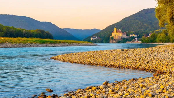 Schloss Schonbühel und Donau im Wachautal, Österreich — Stockfoto