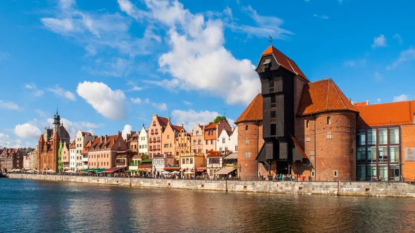 Gdansk, Lengyelország - augusztus 25, 2014: Óváros Gdansk Motlawa folyó és a Crane — Stock Fotó