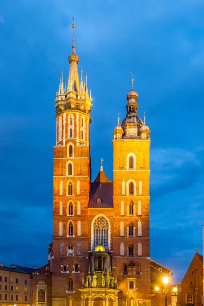 St. Mary Church with two towers by night, Krakow, Poland — Stock Photo, Image