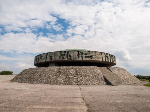波兰卢布林Majdanek集中营的陵墓 — 图库照片