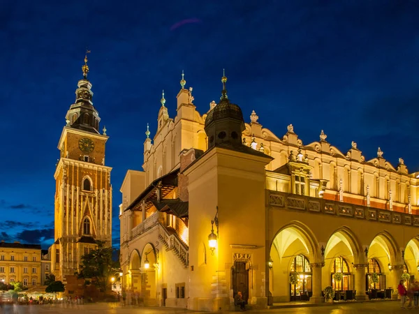 KRAKOW, POLONIA: Sala dei panni, o Sukiennice, sulla piazza principale del mercato nel centro storico di notte, Cracovia, Polonia — Foto Stock