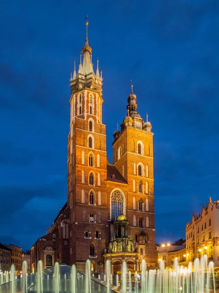 Chiesa di Santa Maria con due torri di notte, Cracovia, Polonia — Foto Stock