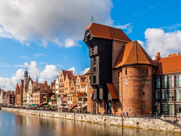 Gdansk, Lengyelország - augusztus 25, 2014: Óváros Gdansk Motlawa folyó és a Crane — Stock Fotó