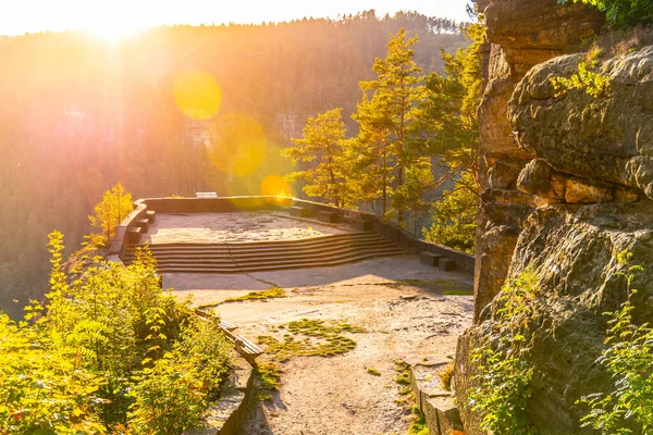 Belveder uitkijkpunt boven Labe River vallei bij Decin. Elbe Sandstone Mountains, Tsjechië — Stockfoto