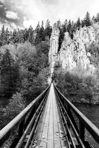 Swing Bridge over Ohre River at Svatos Rocks, Czech: Svatosske skaly, på hösten, Tjeckien — Stockfoto