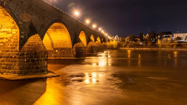 Baldwin Bridge, German: Balduinbrucke. Puente de piedra medieval en Koblenz por la noche, Alemania —  Fotos de Stock