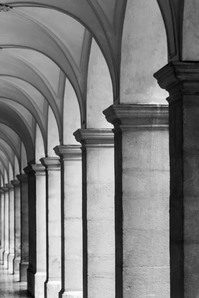 Fila de colunas arquitetônicas em arco histórico — Fotografia de Stock