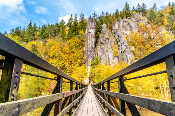 Swing Bridge over Ohre River bij Svatos Rocks, Tsjechië: Svatosske skaly, in de herfst, Tsjechië — Stockfoto