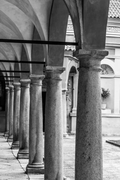 Wiersz kolumn architektonicznych w historycznym łuku — Zdjęcie stockowe