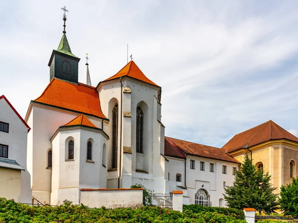 Çek Cumhuriyeti 'nin Jindrichuv Hradec kentindeki Aziz John Kilisesi ve Minorite Manastırı — Stok fotoğraf
