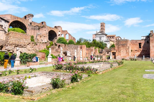 Róma, Olaszország - 2019. május 6.: Vesta-szüzek háza a római fórumon, Róma, Olaszország — Stock Fotó