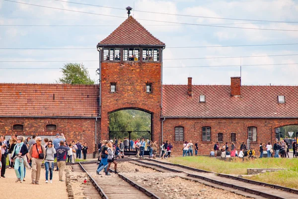 Oswiecim, Polsko - 17. srpna 2014: Hlavní brána do koncentračního tábora v Osvětimi-Brzezince, Osvětim-Birkenau, Polsko — Stock fotografie