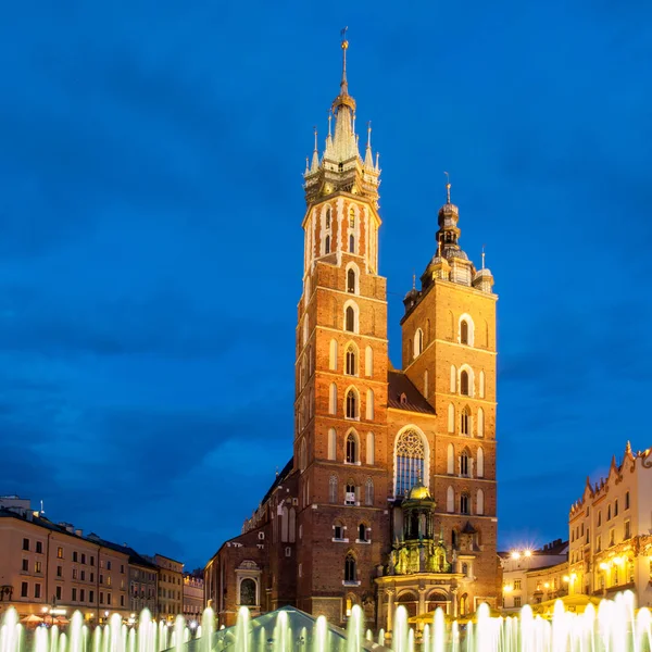 Chiesa di Santa Maria con due torri di notte, Cracovia, Polonia — Foto Stock