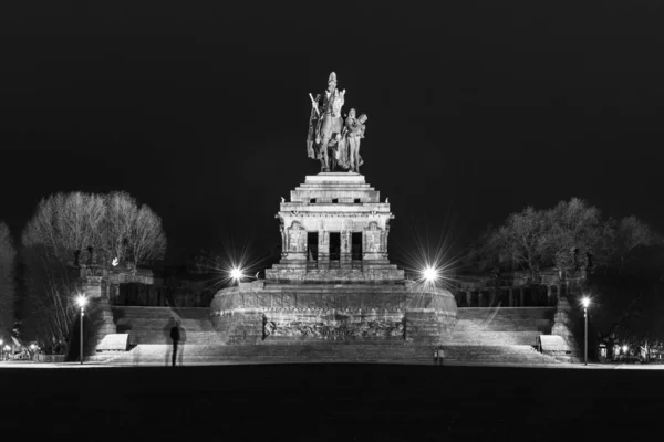 Veduta notturna della monumentale statua equestre di Guglielmo I, il primo imperatore tedesco., all'angolo tedesco, tedesco: Deutsches Eck. Confluenza dei fiumi Mosel e Rhine, Germania — Foto Stock