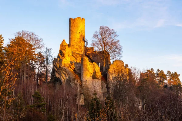 Burg Frydstejn. mittelalterliche Ruinen mit steinernem Turm. Bohemian pradise, tschechisch: cesky raj, Tschechische Republik — Stockfoto