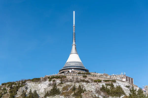 LIBEREC, REPÚBLICA CHECA - 02 DE ENERO DE 2020: Jested - Hotel de montaña y transmisor en el soleado día de invierno, Liberec, República Checa — Foto de Stock