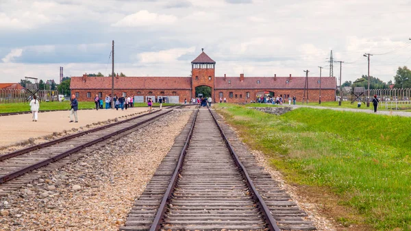 Oswiecim, Poland - August 17, 2014：Main gate to concentration camp in Oswiecim-Brzezinka, Auschwitz-Birkenau, Poland — 图库照片