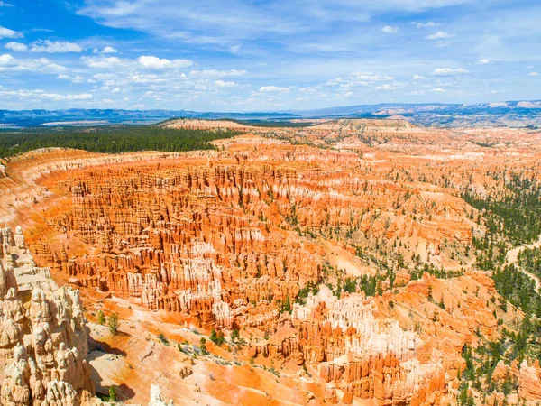 Kolorowe skalnych w Bryce Canyou, Utah, Stany Zjednoczone Ameryki. — Zdjęcie stockowe