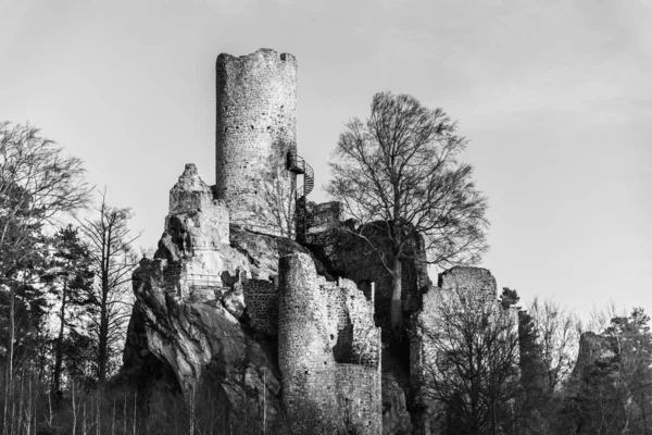 Castillo de Frydstejn. Ruinas medievales con torre de piedra. Bohemia, Checo: Cesky raj, República Checa — Foto de Stock