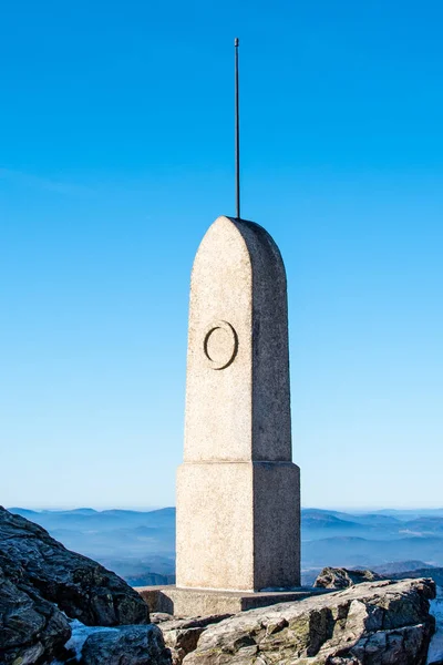 Rohan fronteira pedra no cume da Montanha Jested. Marcação da fronteira entre as propriedades Rohan e Clam-Gallas, República Checa — Fotografia de Stock