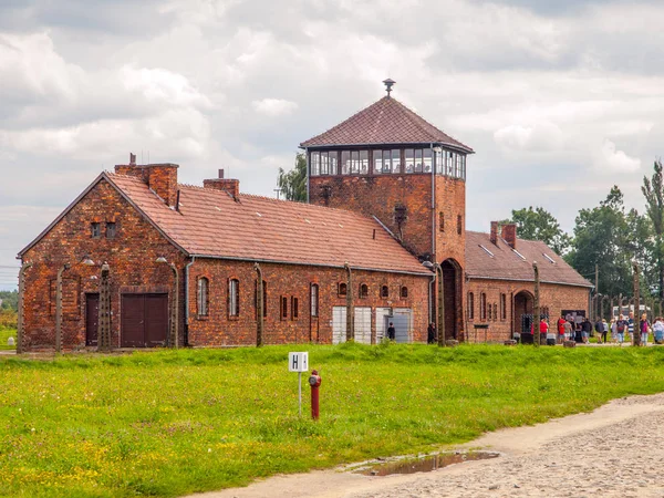 Oswiecim, Polsko - 17. srpna 2014: Hlavní brána do koncentračního tábora v Osvětimi-Brzezince, Osvětim-Birkenau, Polsko — Stock fotografie