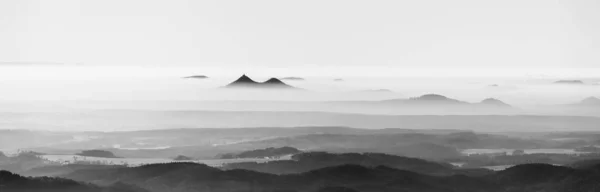 ベッツェスの双子の山の霧から上昇した。天気の温度反転,チェコ共和国 — ストック写真