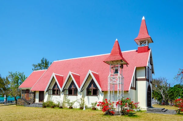 Notre Dame de Auxiliatrice - iglesia rural con techo rojo en Cap Malheureux pueblo tropical en Isla Mauricio, Océano Índico —  Fotos de Stock