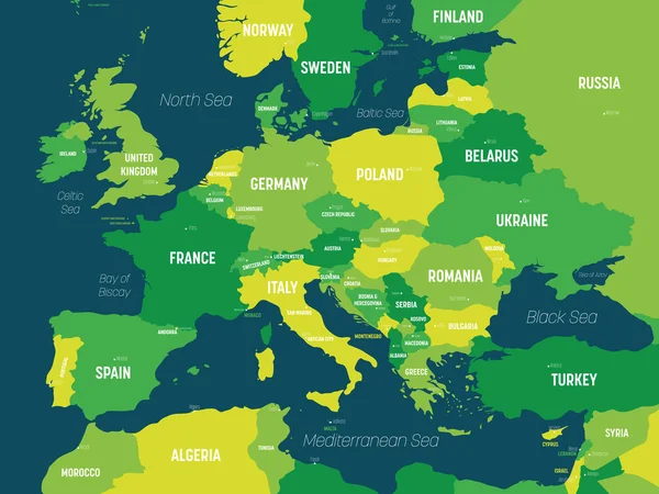 Χάρτης της Ευρώπης - πράσινη απόχρωση χρωματισμένη σε σκούρο φόντο. Υψηλός λεπτομερής πολιτικός χάρτης της ευρωπαϊκής ηπείρου με σήμανση ονομάτων χώρας, κεφαλαίου, ωκεανών και θάλασσας — Διανυσματικό Αρχείο