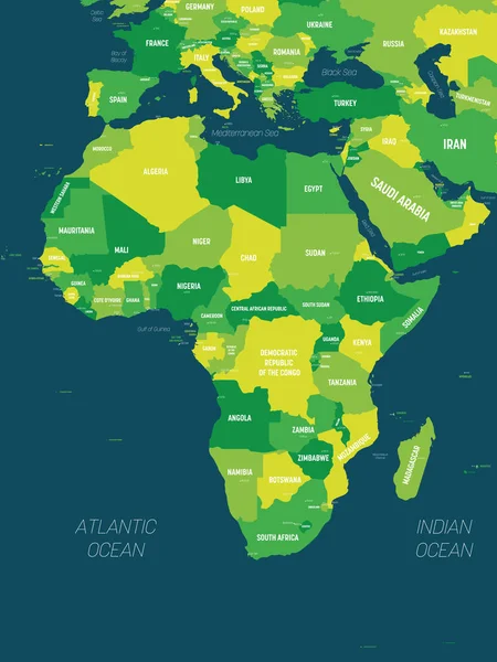 Afrika térkép - zöld árnyalatú színes sötét háttér. Az afrikai kontinens nagy részletességű politikai térképe ország-, fő-, óceán- és tengernevek feltüntetésével — Stock Vector