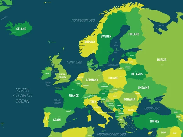 Avrupa haritası - koyu arkaplanda yeşil renk. Avrupa kıtasının ülke, sermaye, okyanus ve deniz isimlerinin etiketlendiği yüksek ayrıntılı siyasi haritası — Stok Vektör