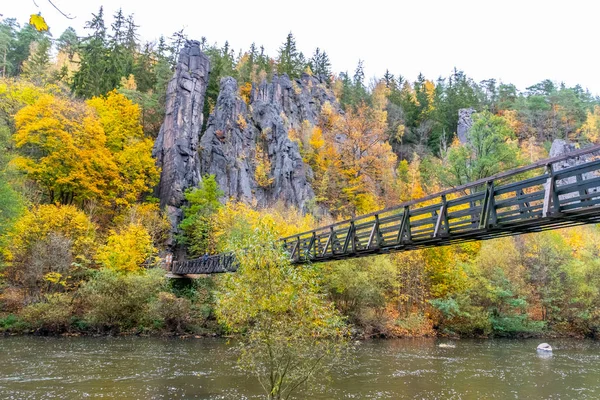 Swing Bridge over Ohre River at Svatos Rocks, Czech: Svatosske skaly, at autumn time, Czech Republic — Stock Photo, Image