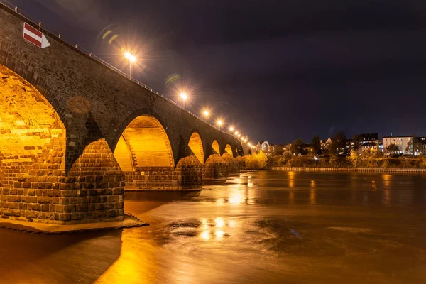 Baldwin Bridge, tedesco: Balduinbrucke. Ponte medievale in pietra a Coblenza di notte, Germania — Foto Stock