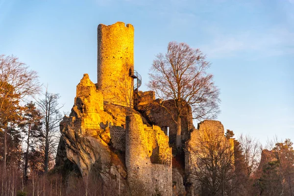 Burg Frydstejn. mittelalterliche Ruinen mit steinernem Turm. Bohemian pradise, tschechisch: cesky raj, Tschechische Republik — Stockfoto