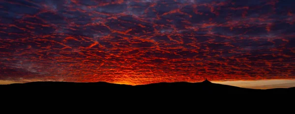 Silhouette de la montagne Jested au coucher du soleil avec un ciel nocturne magnifiquement éclairé, Liberec, République tchèque — Photo