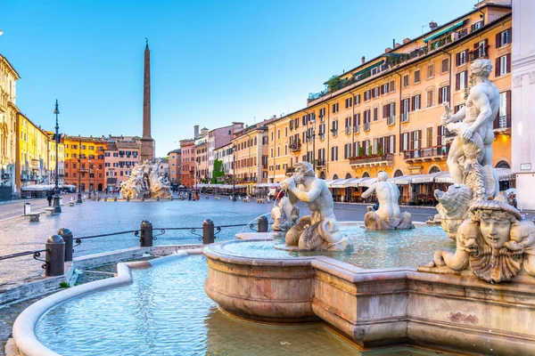 ROMA, ITALIA - 7 DE MAYO DE 2019: Mañana soleada en la Plaza Navona, Italia: Piazza Navona, el lugar más romántico de Roma, Italia — Foto de Stock