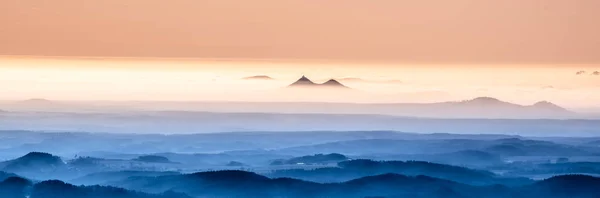 Bezdez Zwillingsberge, die aus dem Nebel ragen. Wetterumkehrung, Tschechische Republik — Stockfoto