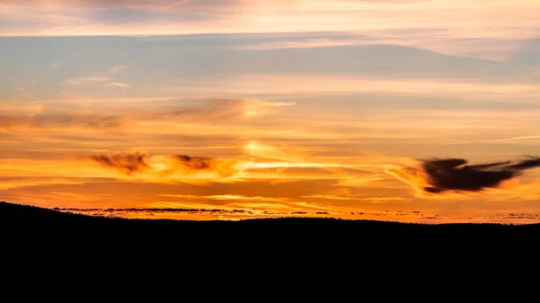 Dramatisk färgglad solnedgång himmel. Solig kväll panorama bakgrund — Stockfoto