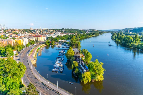 Čtvrť Podoli a řeka Vltava. Letecký pohled z Vyšehradu, Praha, Česká republika — Stock fotografie