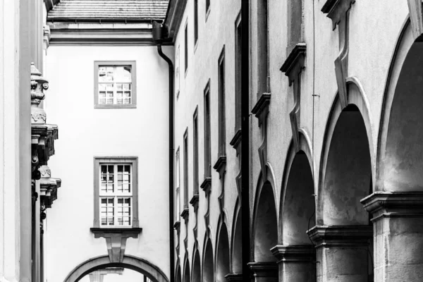 Row of architectural columns in historical archway — Stock Photo, Image