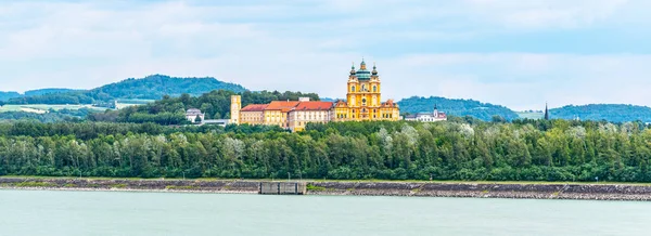 Panoramic view of Melk Abbey, German: Stift Melk, from Danube River. Austria. — Stock Photo, Image