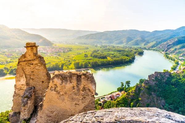 Scenic aerial view of Wachau Valley and Danube River from Durnstein Castle ruins, Austria — Stock Photo, Image