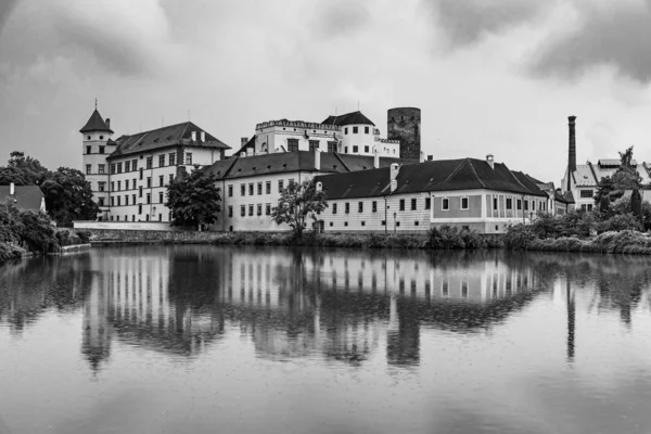 Jindrichuv hradec Burg bei Sonnenuntergang. spiegelt sich in dem kleinen Teich vajgar, jindrichuv hradec, Tschechische Republik — Stockfoto