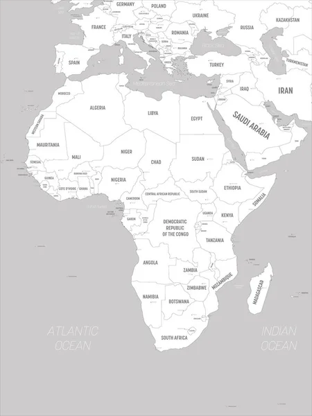 Αφρική χάρτη - λευκά εδάφη και γκρίζο νερό. Υψηλός λεπτομερής πολιτικός χάρτης της αφρικανικής ηπείρου με σήμανση ονομάτων χώρας, κεφαλαίου, ωκεανού και θάλασσας — Διανυσματικό Αρχείο