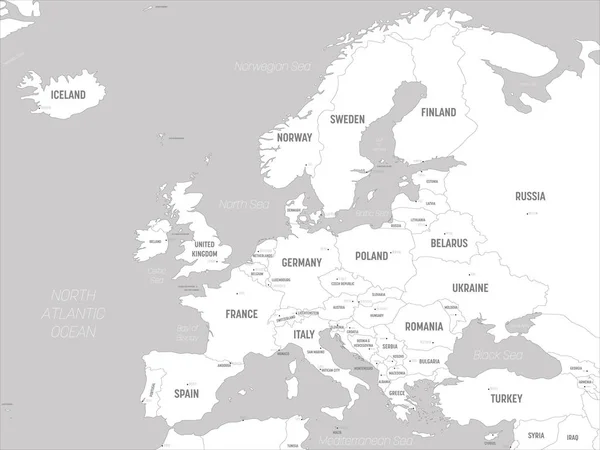 Mapa de Europa: tierras blancas y aguas grises. Mapa político detallado del continente europeo con nombres de países, capitales, océanos y mares etiquetados — Vector de stock