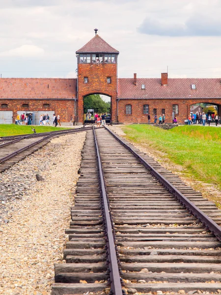Oswiecim, Lengyelország - 2014. augusztus 17.: A koncentrációs tábor főkapuja Oswiecim-Brzezinkában, Auschwitz-Birkenau, Lengyelország — Stock Fotó